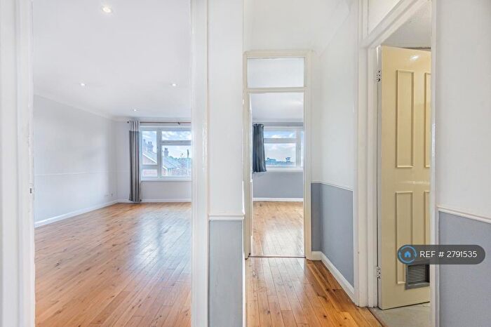 2 Bedroom Flat To Rent In Highway Avenue, Maidenhead, SL6