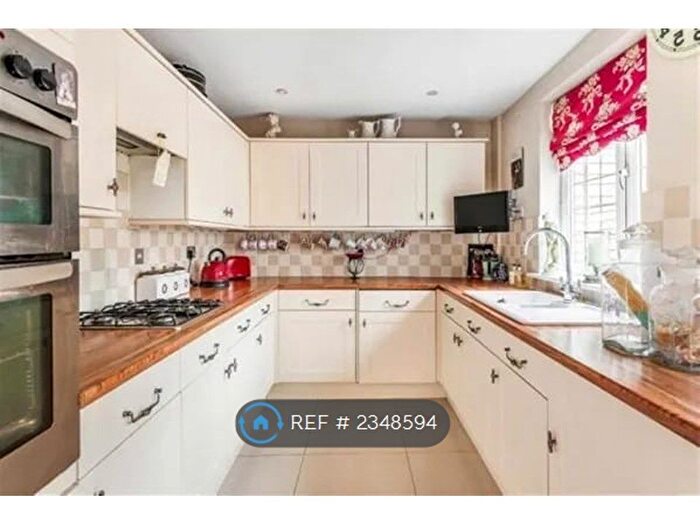 4 Bedroom Semi-Detached House To Rent In Arlington Close, Sutton, SM1