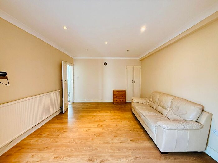 4 Bedroom Semi-Detached House To Rent In Cres Road, London, NW2