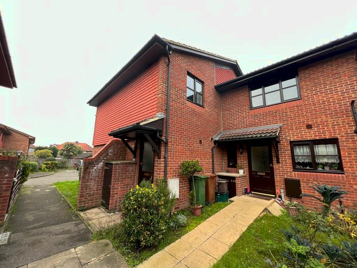 2 Bedroom Semi-Detached House To Rent In Trent Way, Worcester Park, KT4