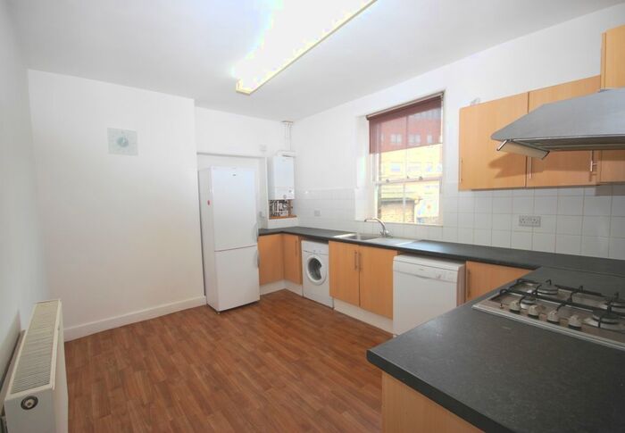 3 Bedroom Flat To Rent In Masons Hill, Bromley, BR2