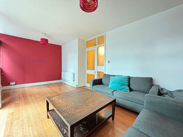 3 Bedroom Maisonette To Rent In Petticoat Square, City Of London, E1
