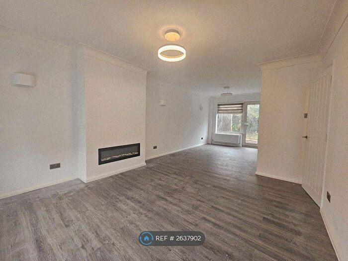 3 Bedroom Semi-Detached House To Rent In Waverley Close, Bromley, BR2