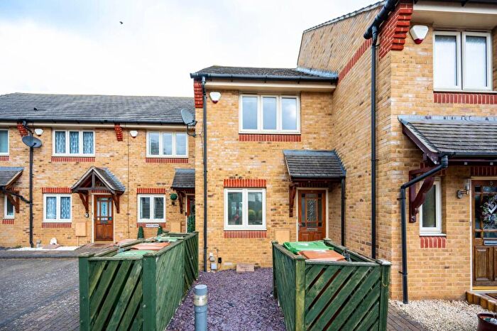 2 Bedroom Maisonette To Rent In Pearing Close, Worcester Park, KT4