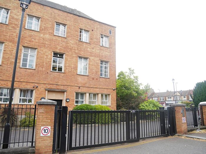 1 Bedroom Flat For Sale In Constable Close, Barnet, N11