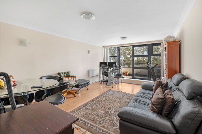 2 Bedroom Flat To Rent In Brunswick Quay, Surrey Quays, London, SE16