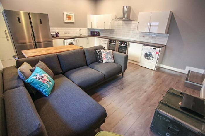 8 Bedroom House For Sale In Kensington, L7