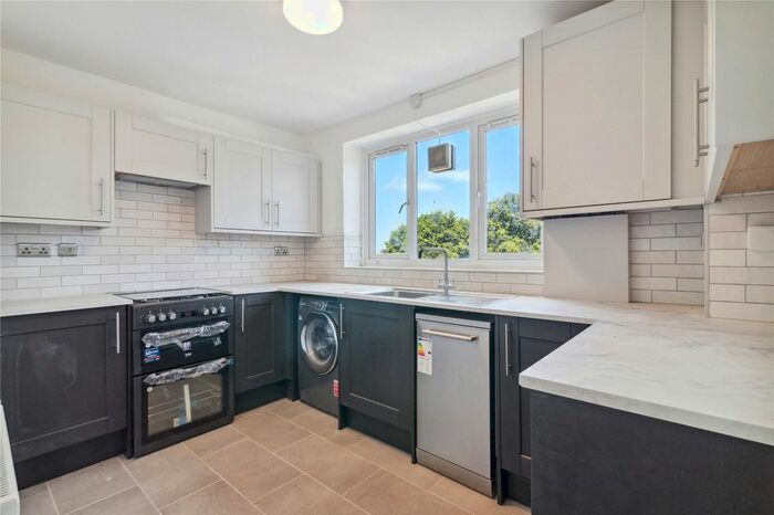 2 Bedroom Flat To Rent In Hayward Gardens, Putney Vale, SW15