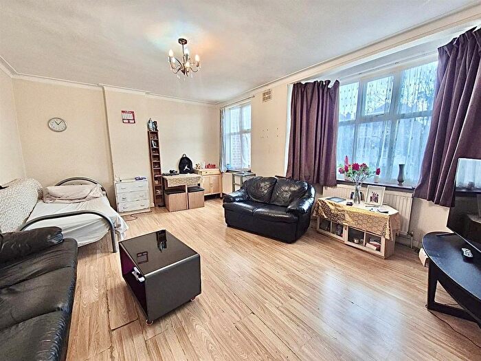 2 Bedroom Flat For Sale In St. Margarets Road, Edgware, HA8