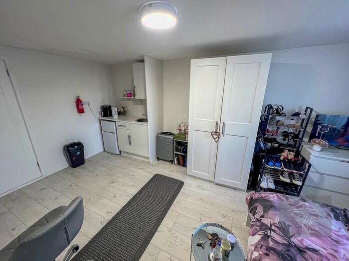 Flat To Rent In Black Rod Close, Hayes, UB3