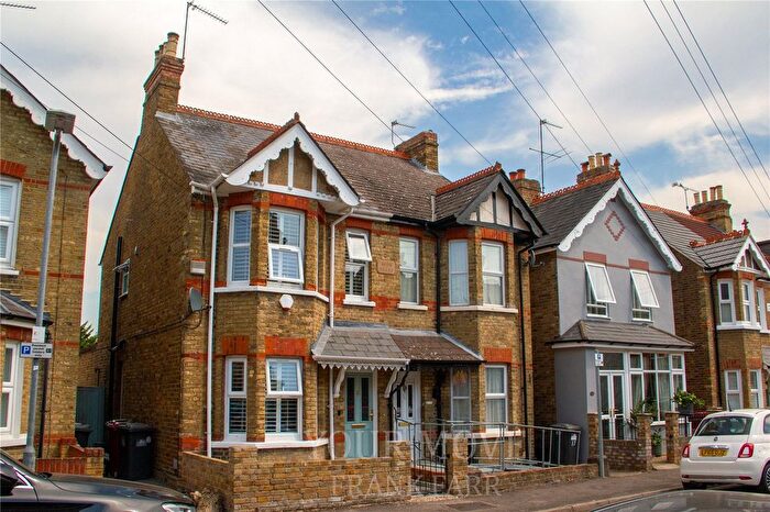 3 Bedroom Semi-Detached House For Sale In Elmhurst Road, Langley, Berkshire, SL3