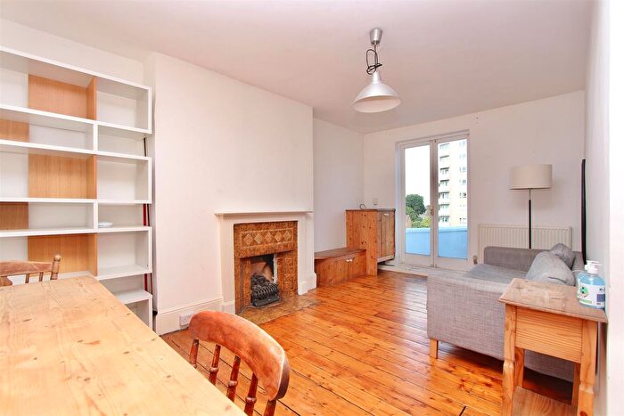 2 Bedroom Flat To Rent In Bedford Court, London, N16