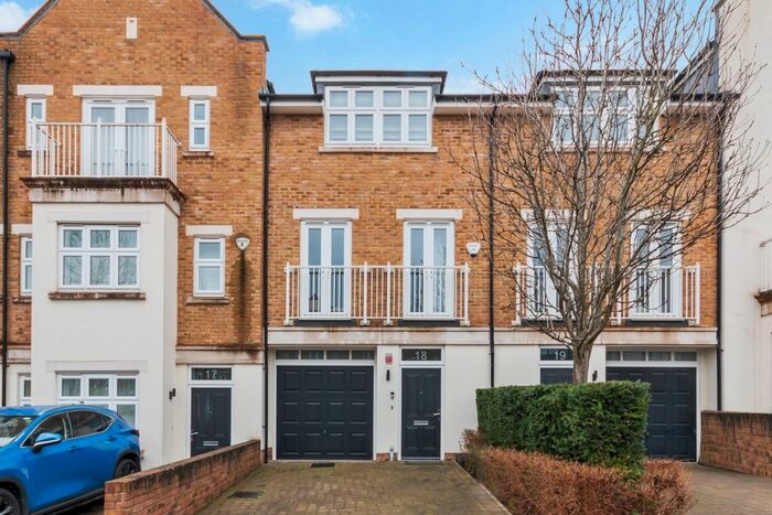 4 Bedroom Flat To Rent In Emerald Square, London, SW15