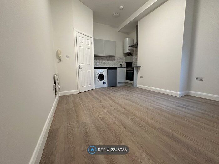 Studio To Rent In High Street, London, N8