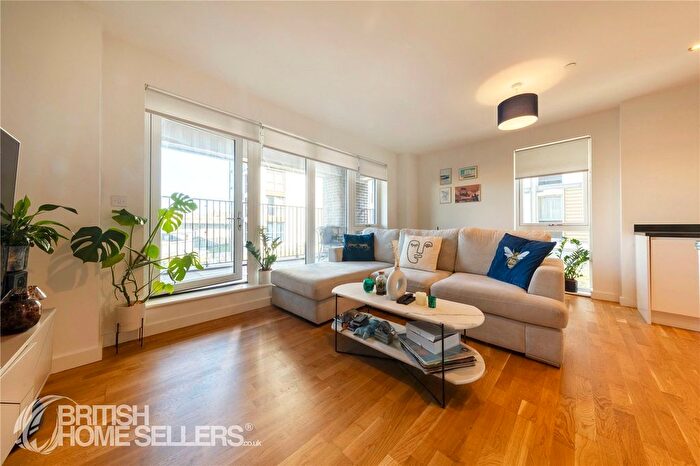 2 Bedroom Flat For Sale In Greenwich High Road, London, SE10