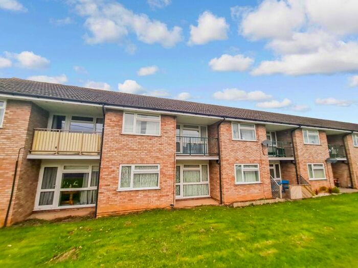 1 Bedroom Flat To Rent In Carfax Avenue, Tongham, Farnham GU10