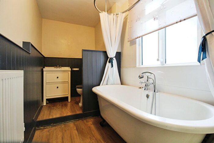 2 Bedroom Flat For Sale In Clive Crescent, Penarth, CF64