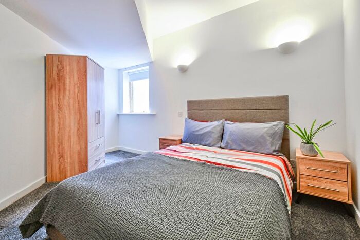 2 Bedroom Flat To Rent In South Parade, Leeds, LS1