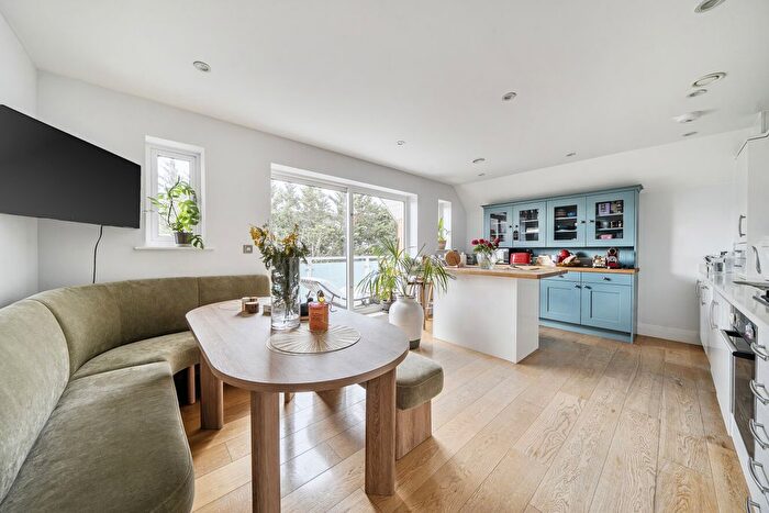 2 Bedroom Flat For Sale In Stile Hall Gardens, Chiswick, London, W4