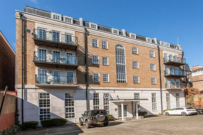 2 Bedroom Flat To Rent In Hanover Place, Mile End, E3