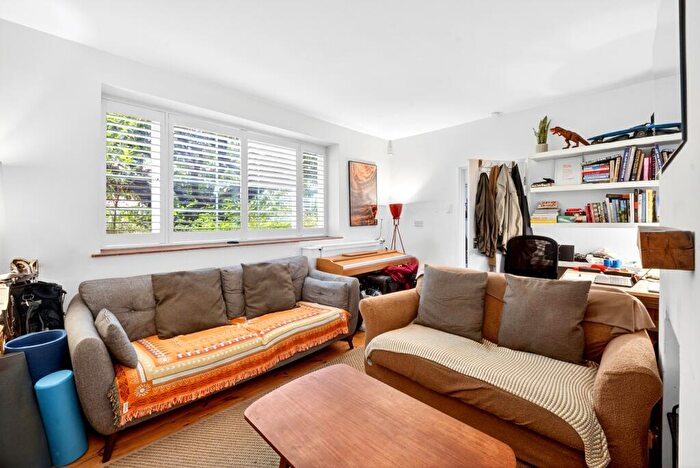 3 Bedroom Maisonette For Sale In Mayfield Close, Hackney, E8