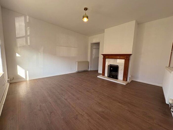 3 Bedroom Semi-Detached House To Rent In Blumfield Crescent, Slough, SL1