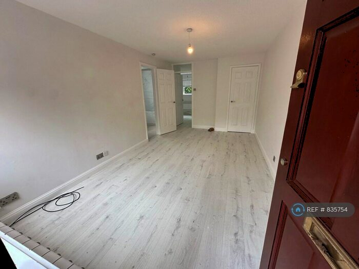 1 Bedroom Flat To Rent In Clay Hill, Two Mile Ash, Milton Keynes, MK8