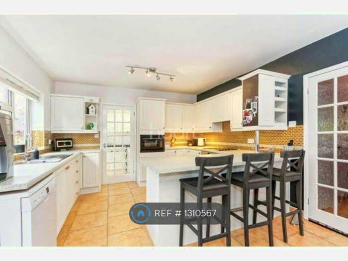 3 Bedroom Semi-Detached House To Rent In Orchardville, Burnham SL1