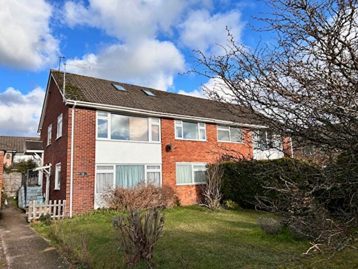 2 Bedroom Maisonette For Sale In Broomhill, Cookham, SL6