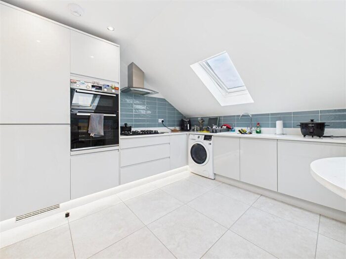 2 Bedroom Flat To Rent In Queen Street, Hitchin, SG4