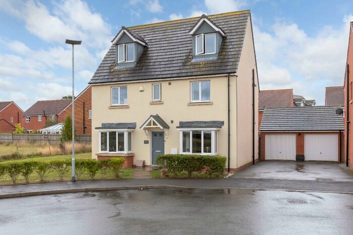 5 Bedroom Detached House For Sale In Castlemead, BA14