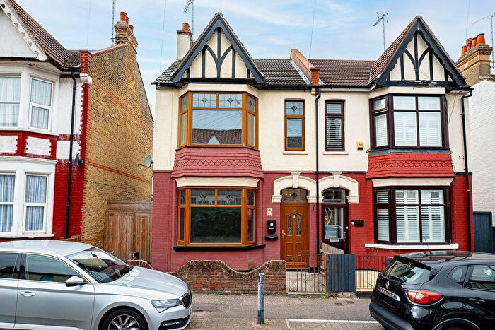 3 Bedroom Semi-Detached House For Sale In Hainault Avenue, Westcliff-On-Sea, SS0
