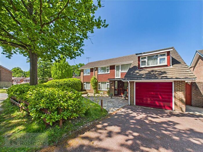 5 Bedroom Detached House For Sale In Mount Close, Pound Hill, Crawley, RH10