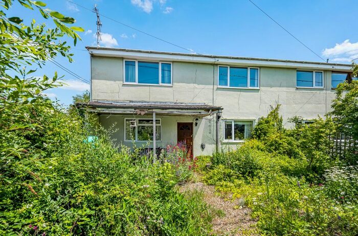 2 Bedroom Flat For Sale In Radnor Court, Longcot, SN7