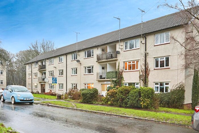 2 Bedroom Flat For Sale In West Park Drive East, Leeds, LS8