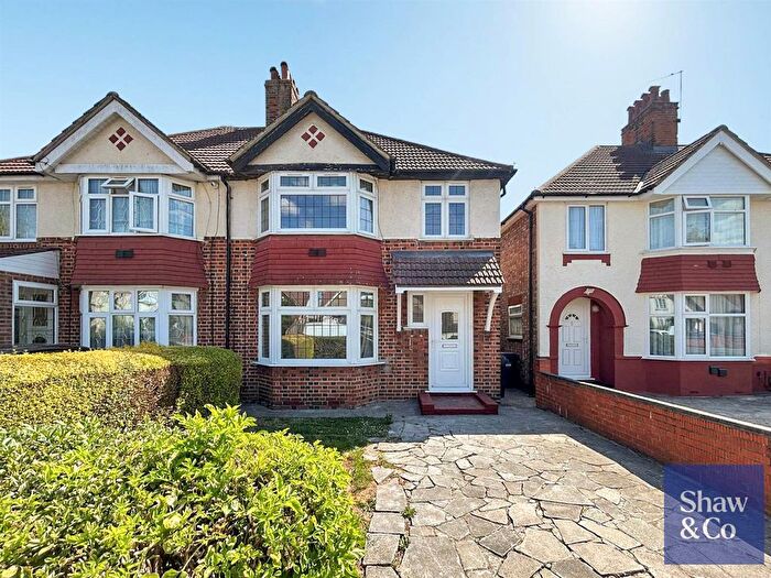 4 Bedroom Semi-Detached House To Rent In The Crossways, Heston, TW5