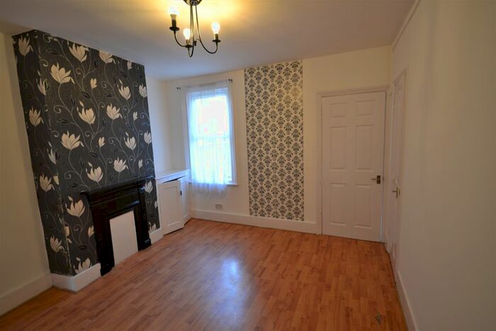 1 Bedroom Flat To Rent In Grovelands Road, Reading, RG30