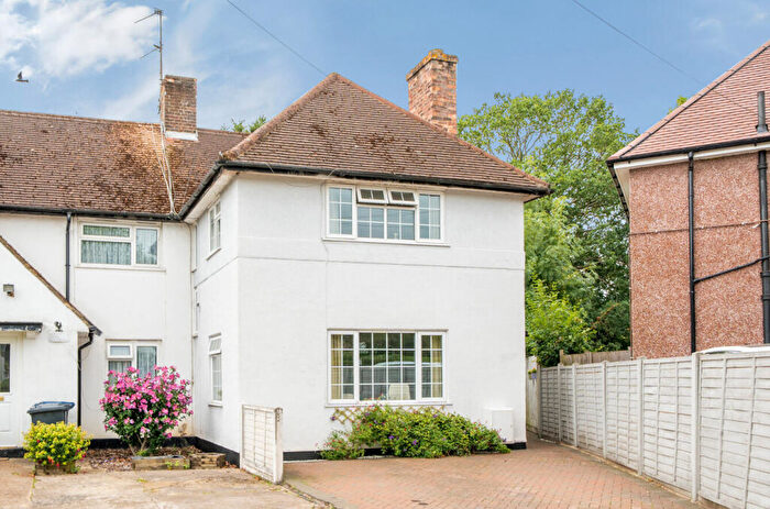 3 Bedroom End Of Terrace House For Sale In Well Road, Barnet, Hertfordshire, EN5