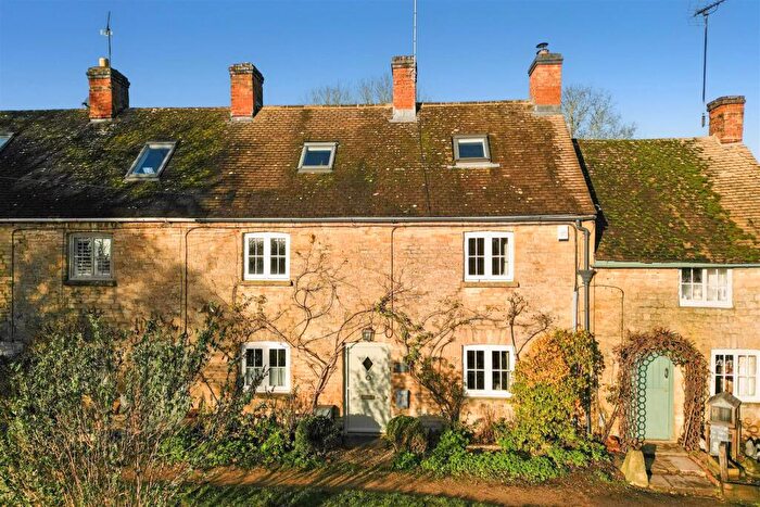 3 Bedroom Cottage For Sale In Dean, Chadlington, Oxfrodshire, OX7