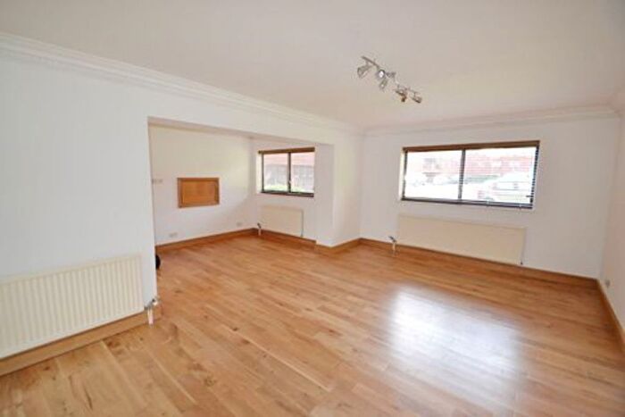 2 Bedroom Flat To Rent In Spencer Close, London, N3