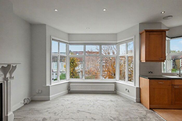 2 Bedroom Flat To Rent In Queens Avenue, (), Finchley., N3