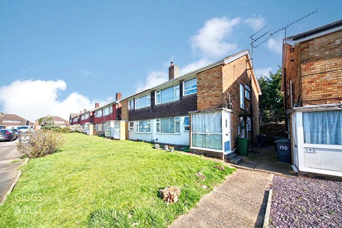 2 Bedroom Maisonette For Sale In Birchen Grove, Luton, Bedfordshire, LU2