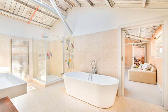 5 Bedroom Penthouse To Rent In Wotton Road, Gladstone Park, NW2