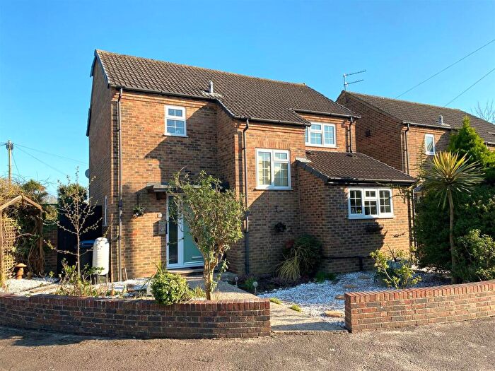 3 Bedroom Detached House For Sale In Goodhew Close, Yapton, Arundel, BN18