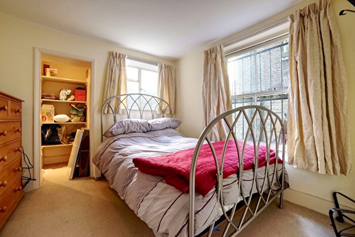 2 Bedroom Flat To Rent In Bonnington Square, London, SW8