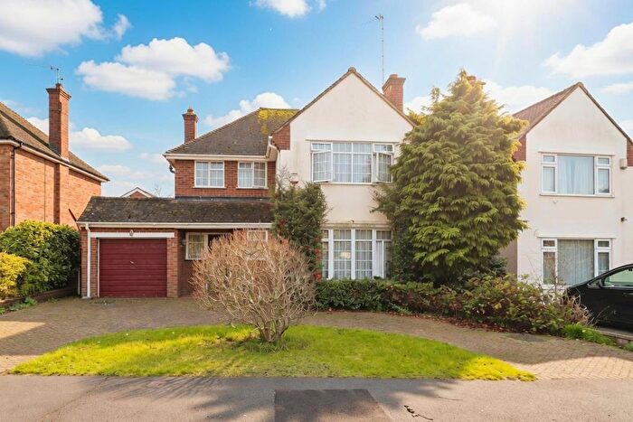 3 Bedroom Detached House For Sale In The Chantry, Hillingdon, UB8