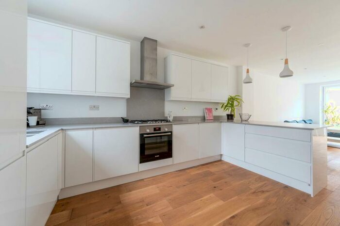 4 Bedroom Semi-Detached House To Rent In Lime Grove, New Malden, KT3