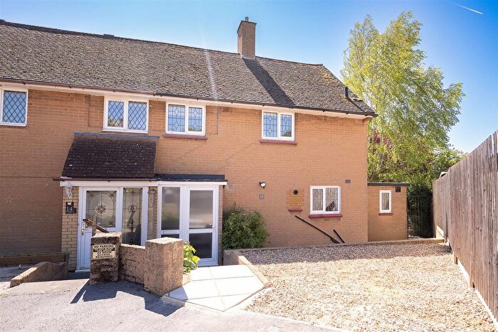 3 Bedroom Semi-detached House For Sale In Fulmore Close, Harpenden, AL5