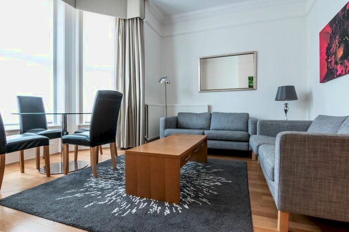 2 Bedroom Flat To Rent In Kew Gardens Road, London, TW9