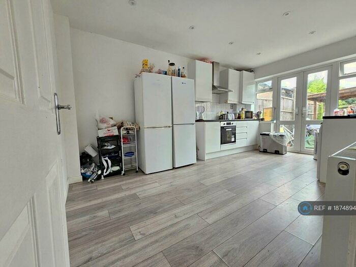 4 Bedroom Semi-Detached House To Rent In Goldsdown Close, Enfield, EN3